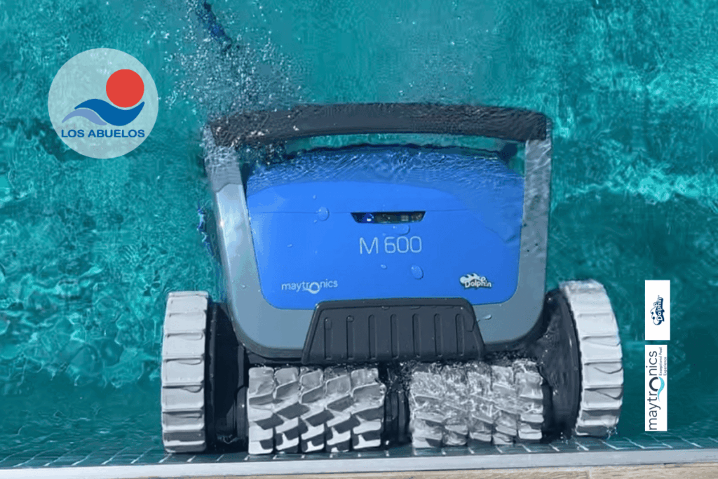 Robot limpiafondos sin cable Liberty limpiando una piscina familiar