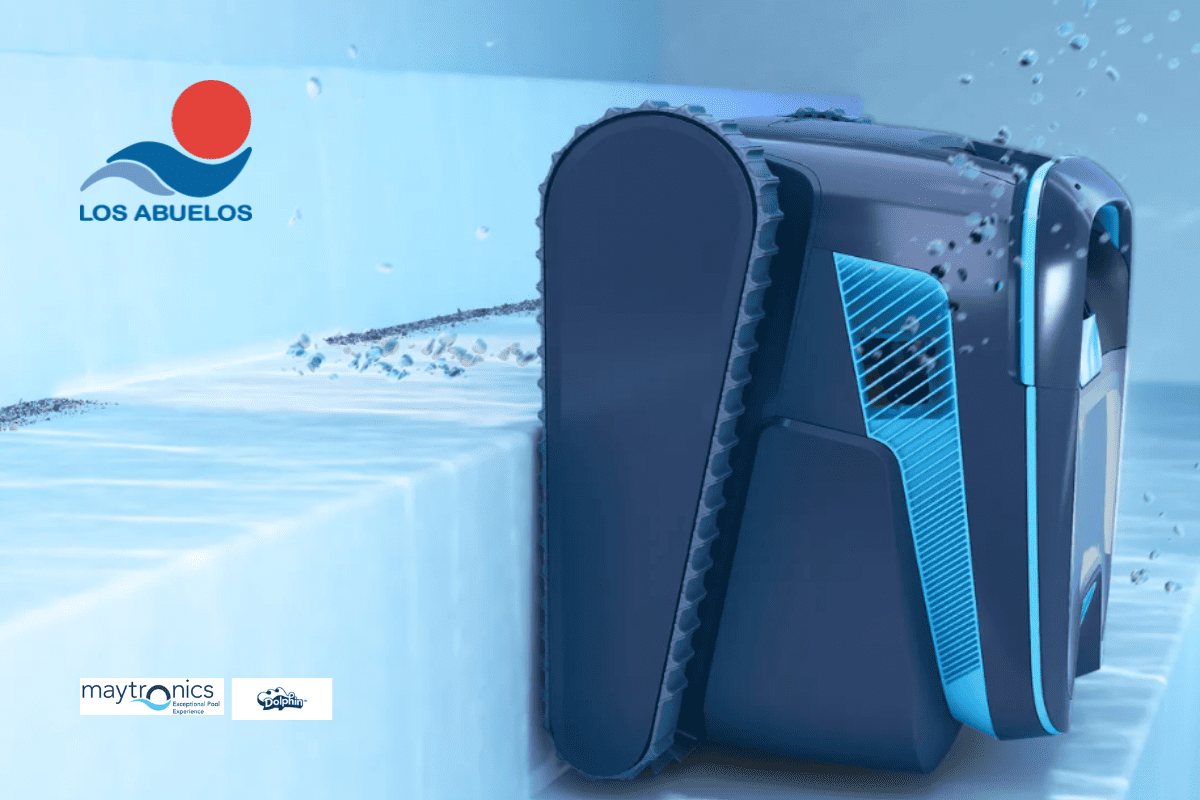 Robot limpiafondos automático limpiando el fondo de una piscina residencial