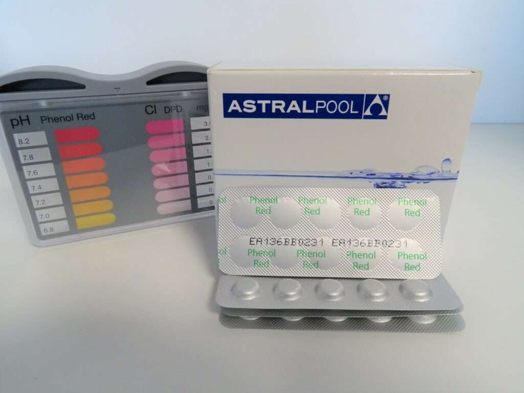 Medición del pH del agua de una piscina durante el mantenimiento