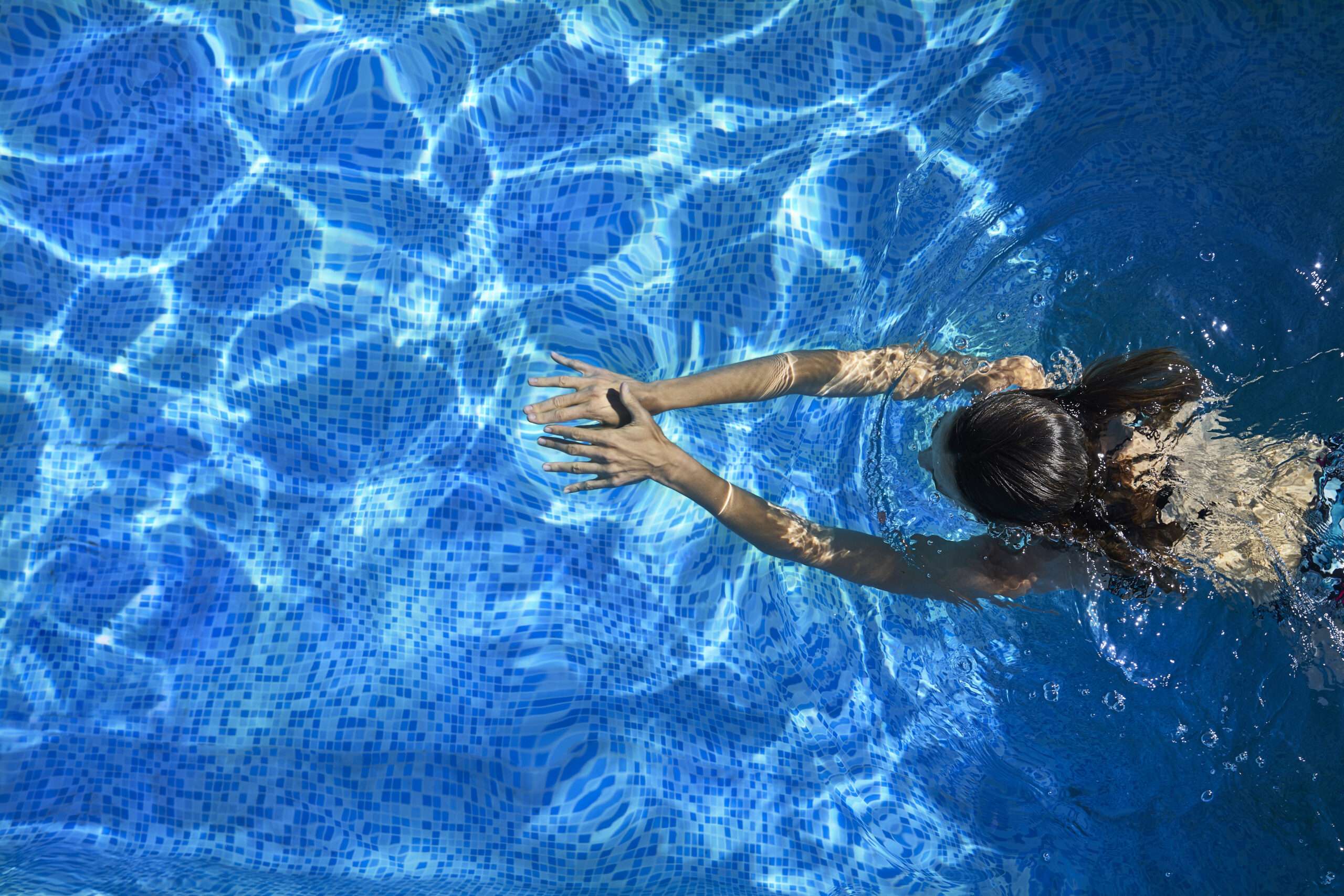 Piscina con sistema de electrólisis salina y agua cristalina para explicar la importancia de usar sales homologadas