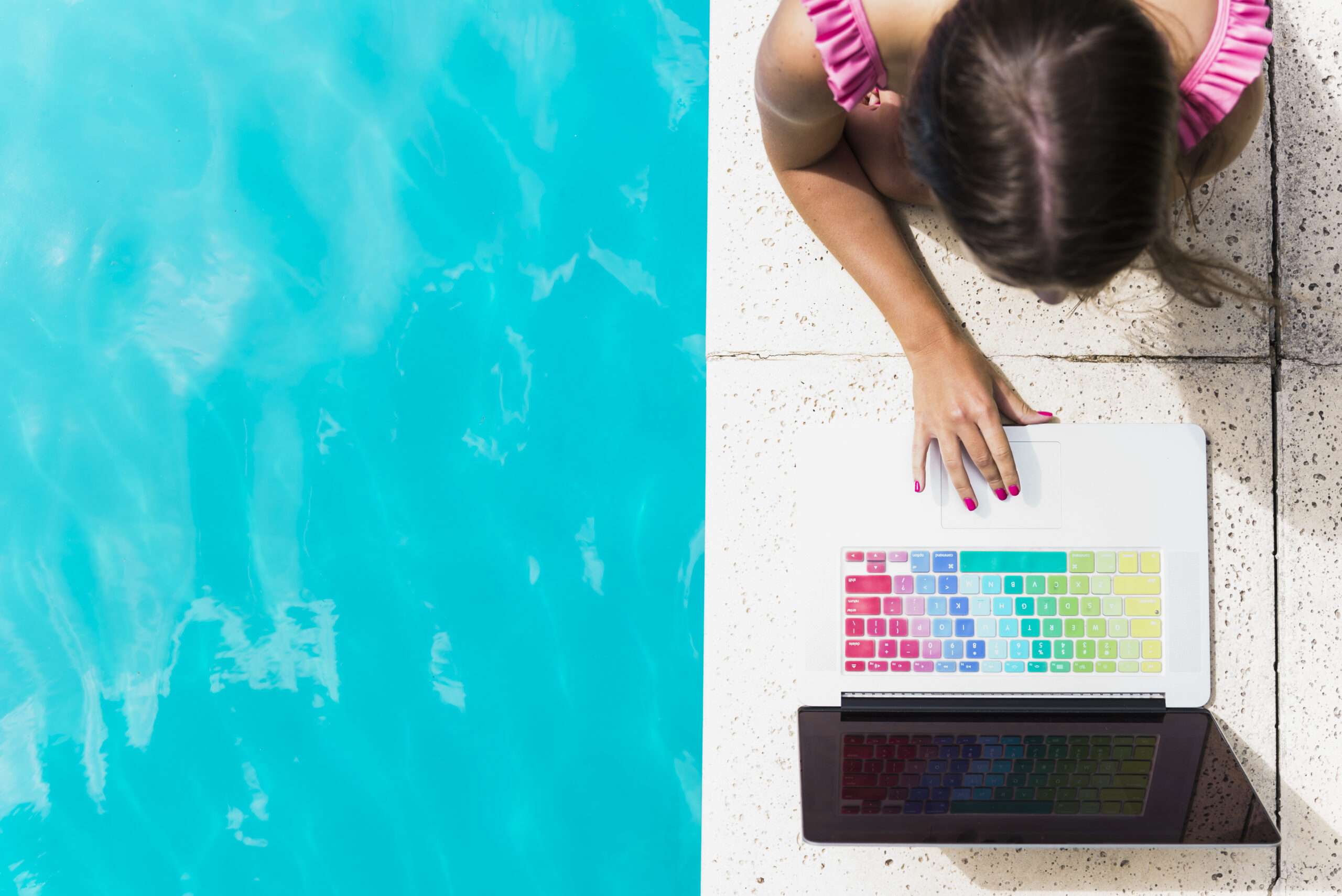 Medición del pH del agua de una piscina con kit de análisis