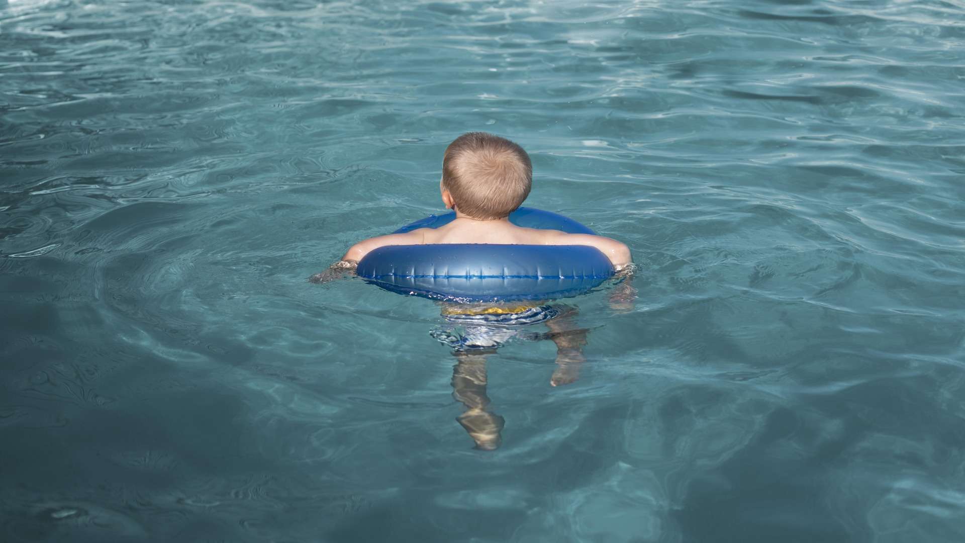 Piscina con agua aparentemente limpia pero con desequilibrio químico por exceso de ácido isocianúrico.