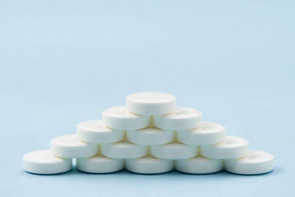 Pastillas de cloro en el skimmer de una piscina que pueden generar acumulación de ácido isocianúrico.